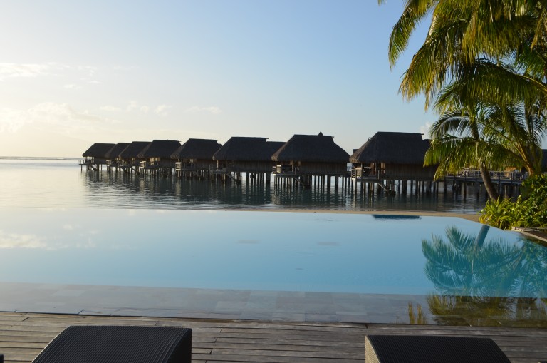 piscina del sofitel ia ora moorea