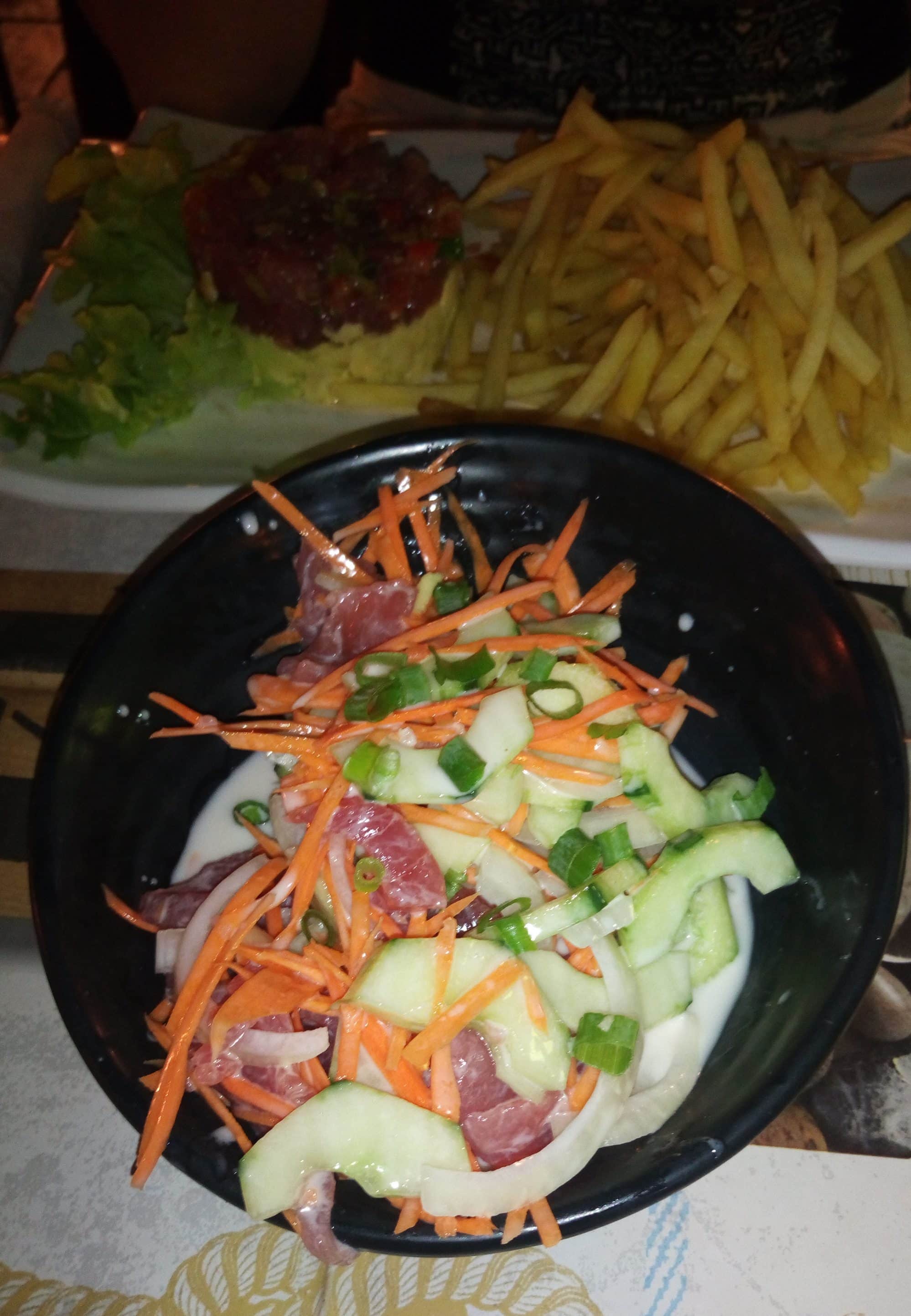 poisson cru aux roulottes de Tahiti