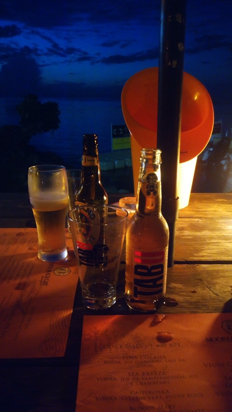 cervezas tahiti en moorea beach café