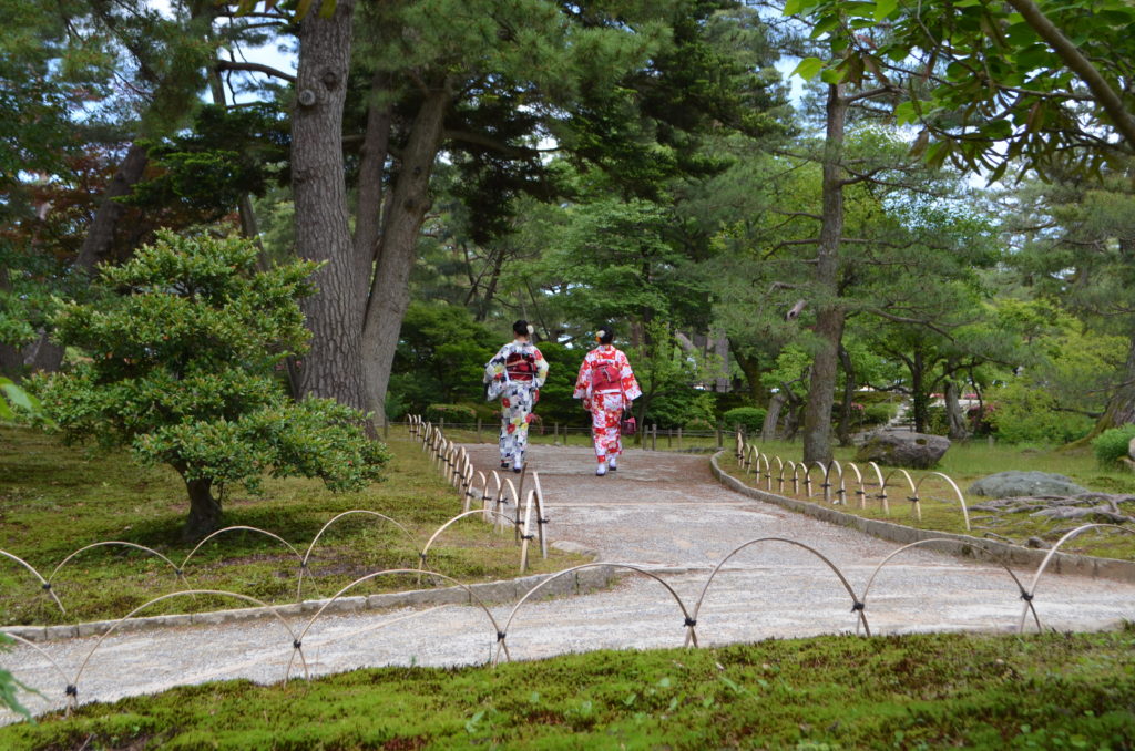 traje tradicional japonés en jardin