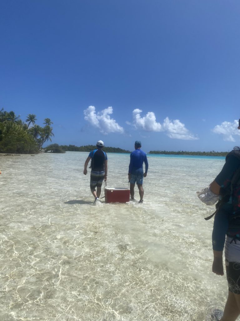 llevando la comida al motu rangiroa