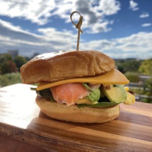 hamburguesa de salmon estilo polinesiano