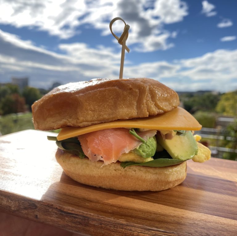 hamburguesa de salmon estilo polinesiano