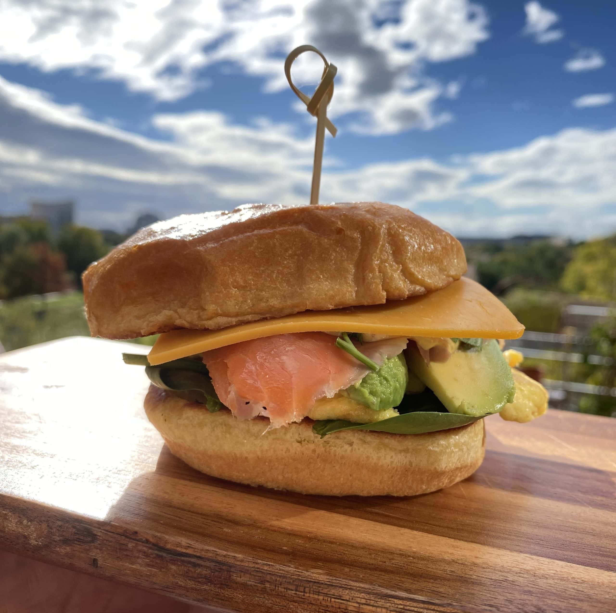 hamburguesa de salmon estilo polinesiano