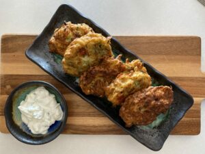 Kolokizokeftedes croquetas griegas de calabacín