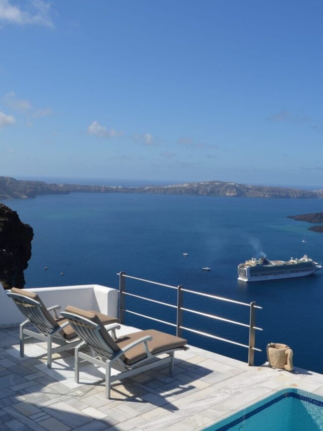 how to choose hotels on santorini island