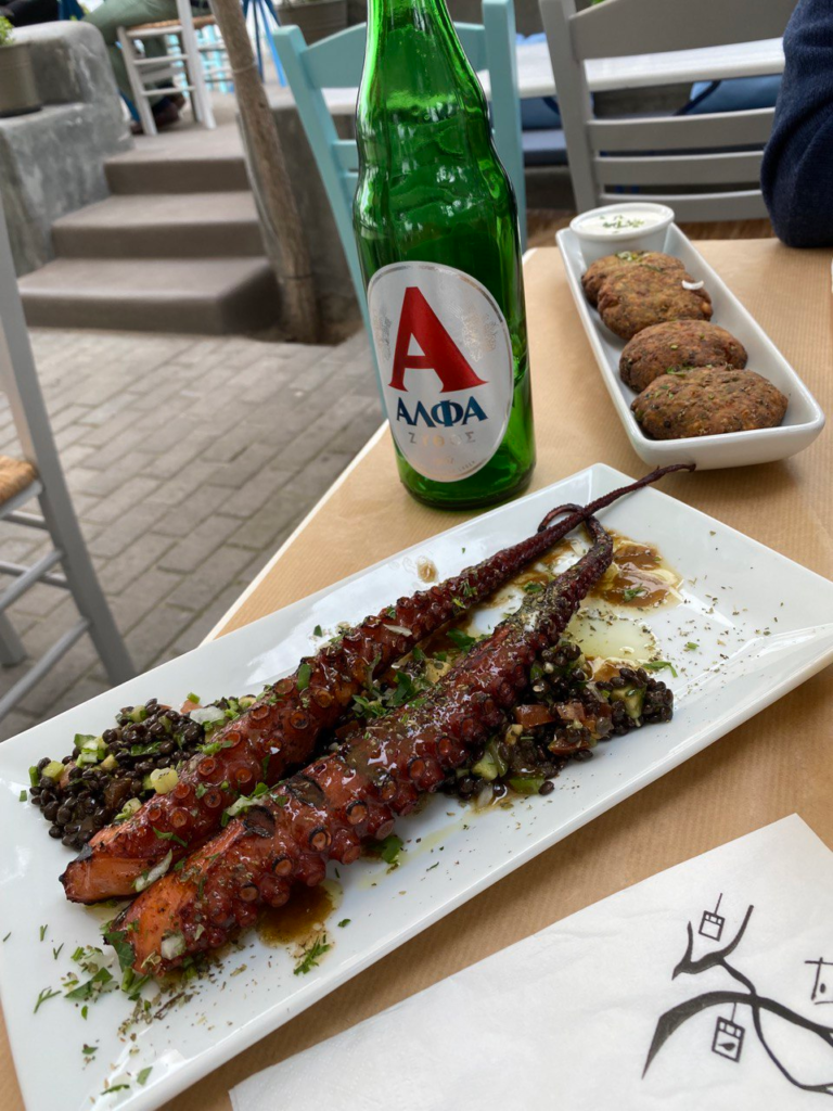 ensalada griega de lentejas verdes con pulpo