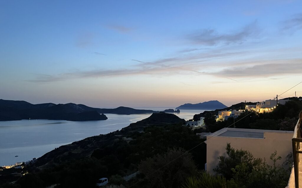 milos pueblos TRypiti atardecer